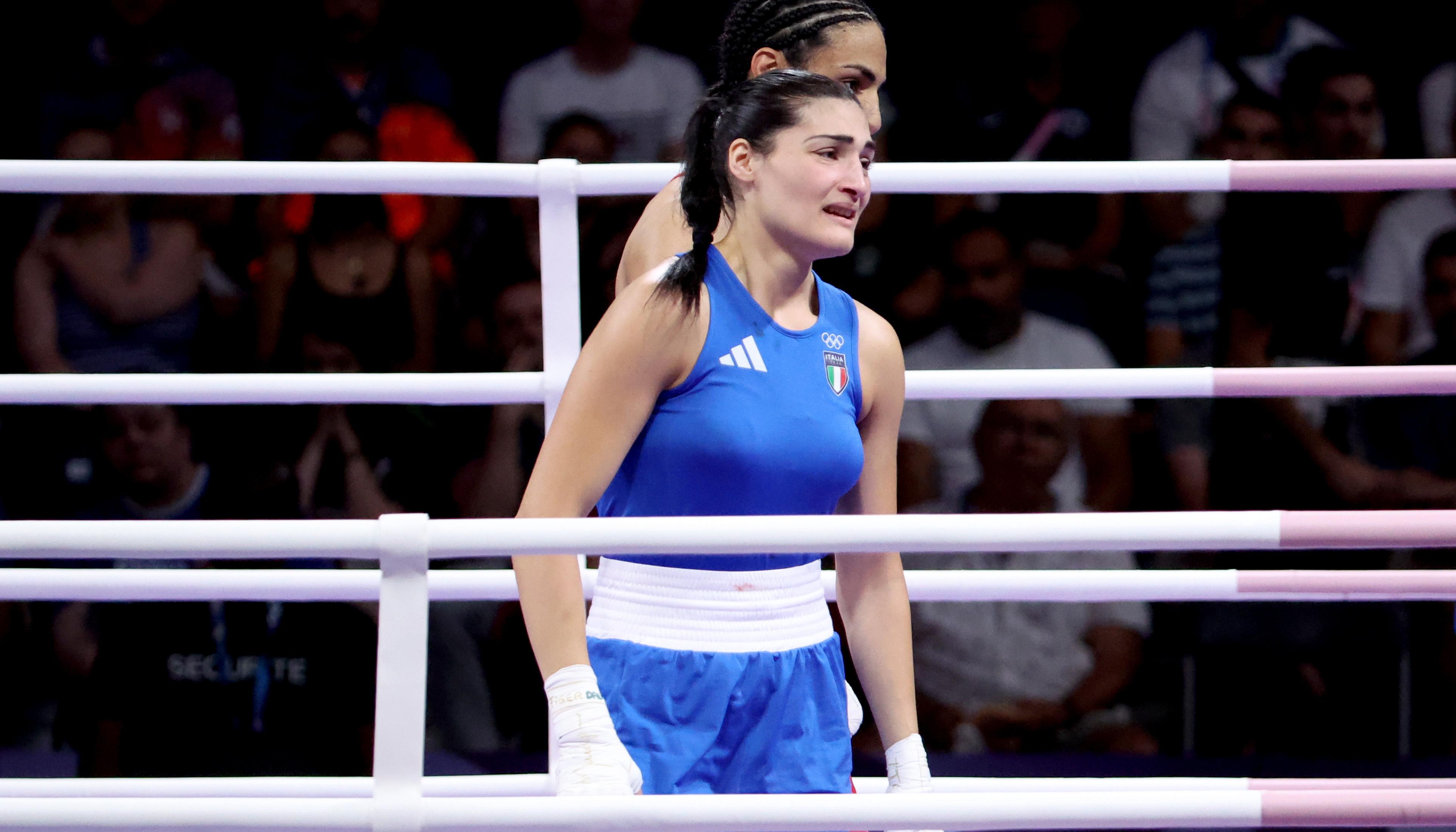 La italiana Angela Carini no aguantó el llanto tras su derrota ante Imane Khelif.