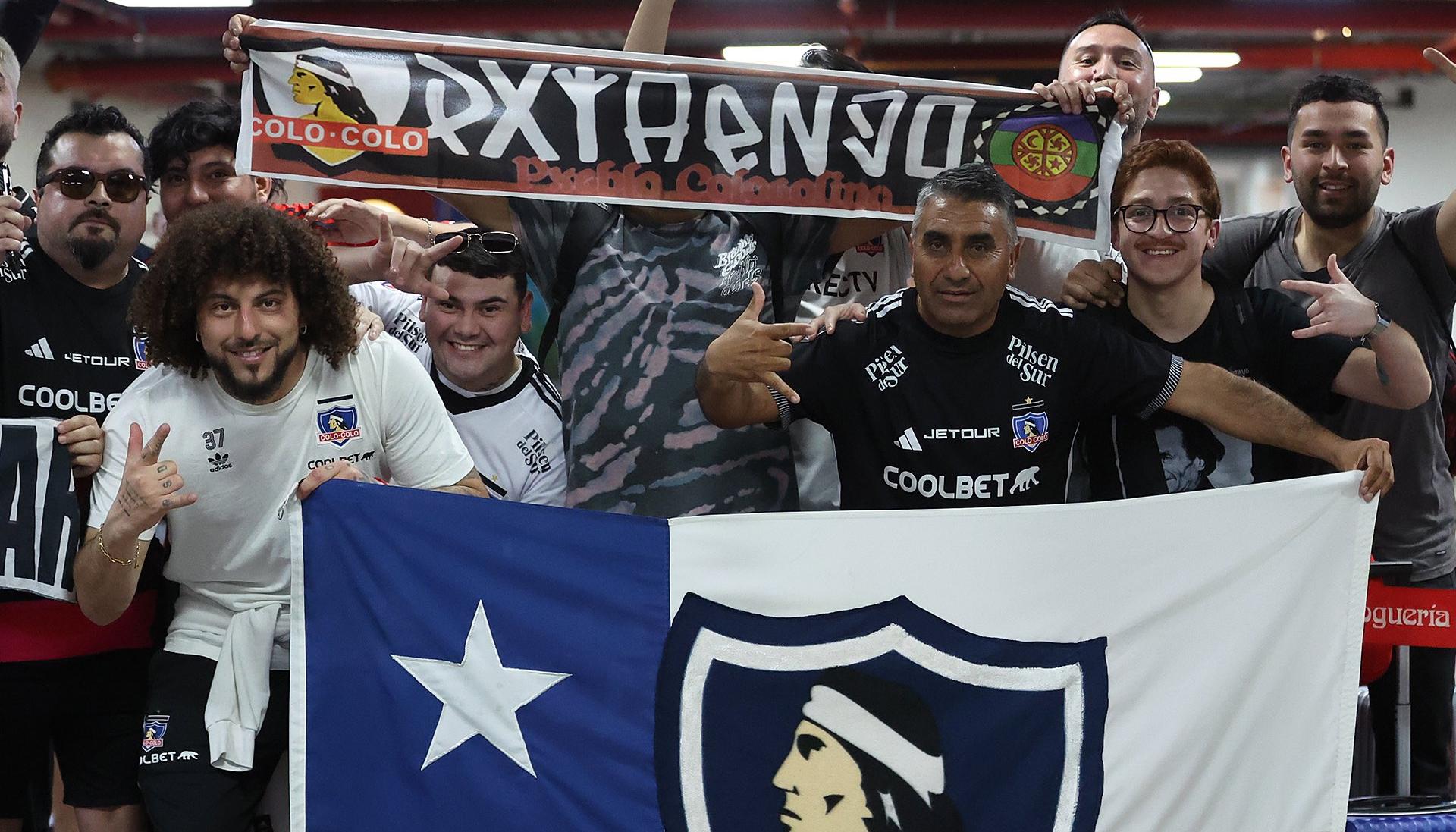 Grupo de hinchas del Colo Colo que recibió al equipo albo en el aeropuerto Ernesto Cortissoz.