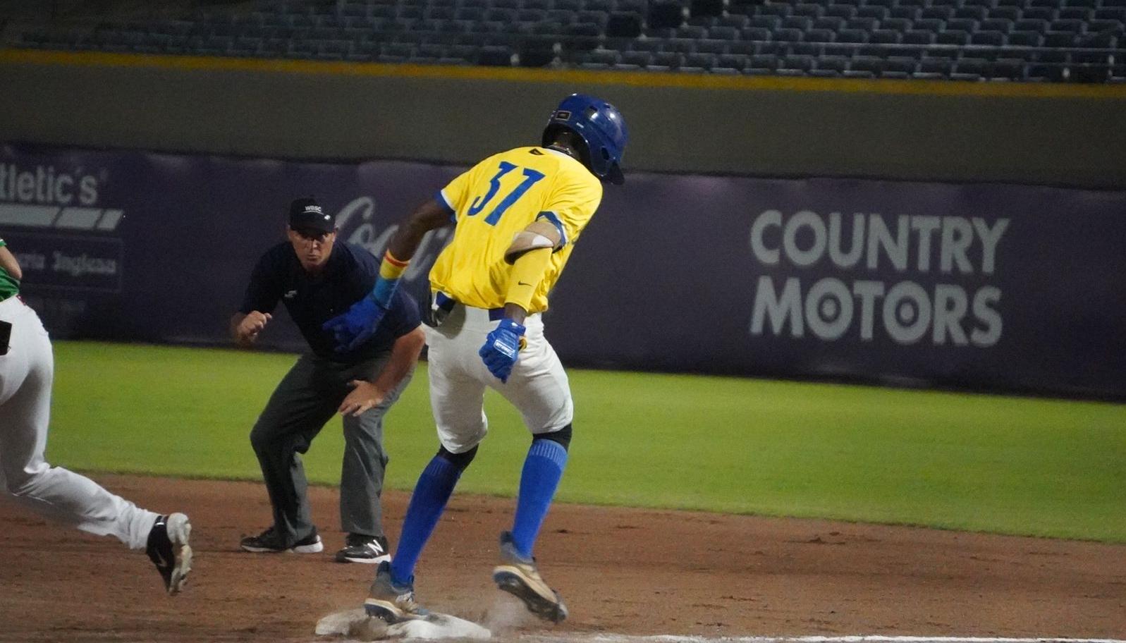 Un corredor de Colombia alcanza la primera base durante el juego contra México. 