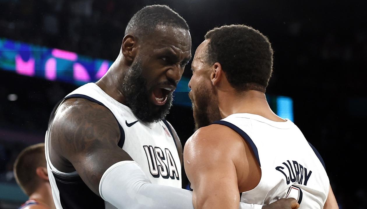 LeBron James y Stephen Curry celebran tras la clasificación de Estados Unidos a la final. 