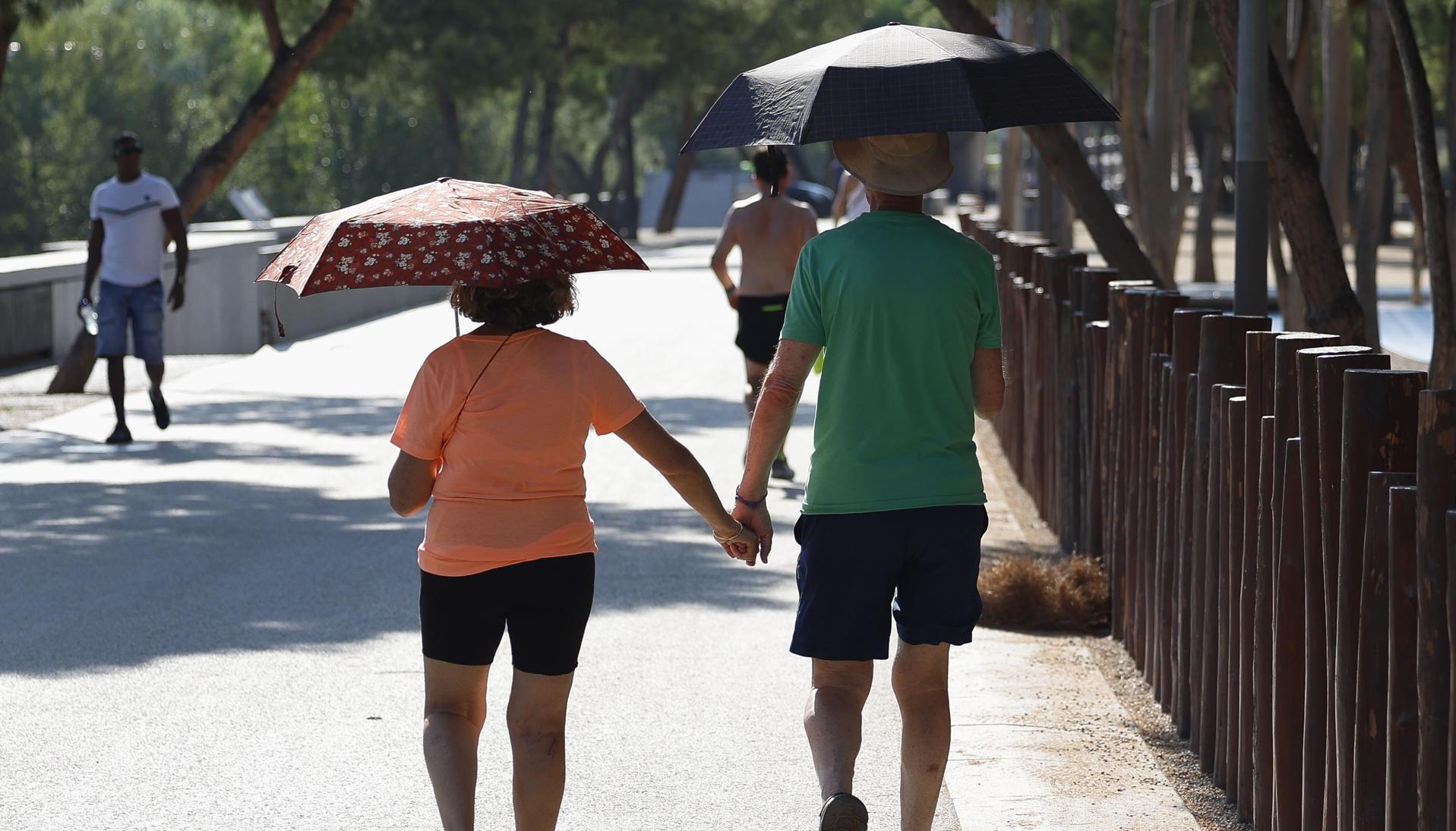 Una pareja se protege del sol en España.