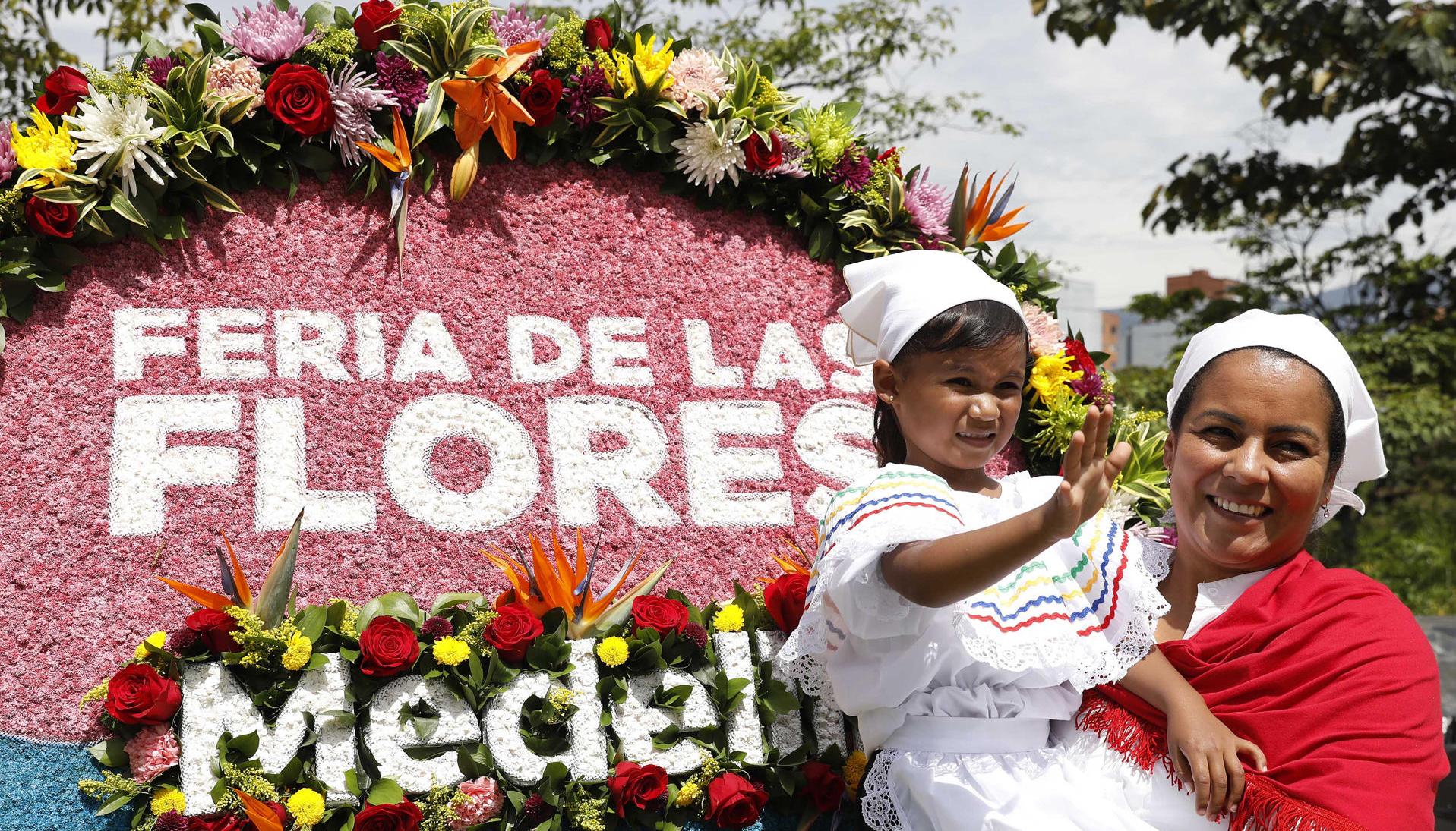 Carolina Atehortúa, la silletera ganadora del Desfile de Silleteros 2023, junto a su hija. 