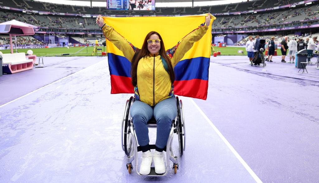 Erica Castaño con la bandera colombiana tras ganar la medalla de oro.