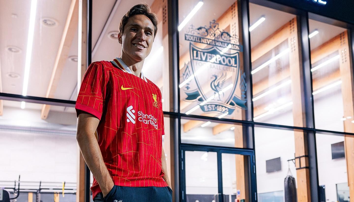 Federico Chiesa posó este jueves con la camiseta que del Liverpool.