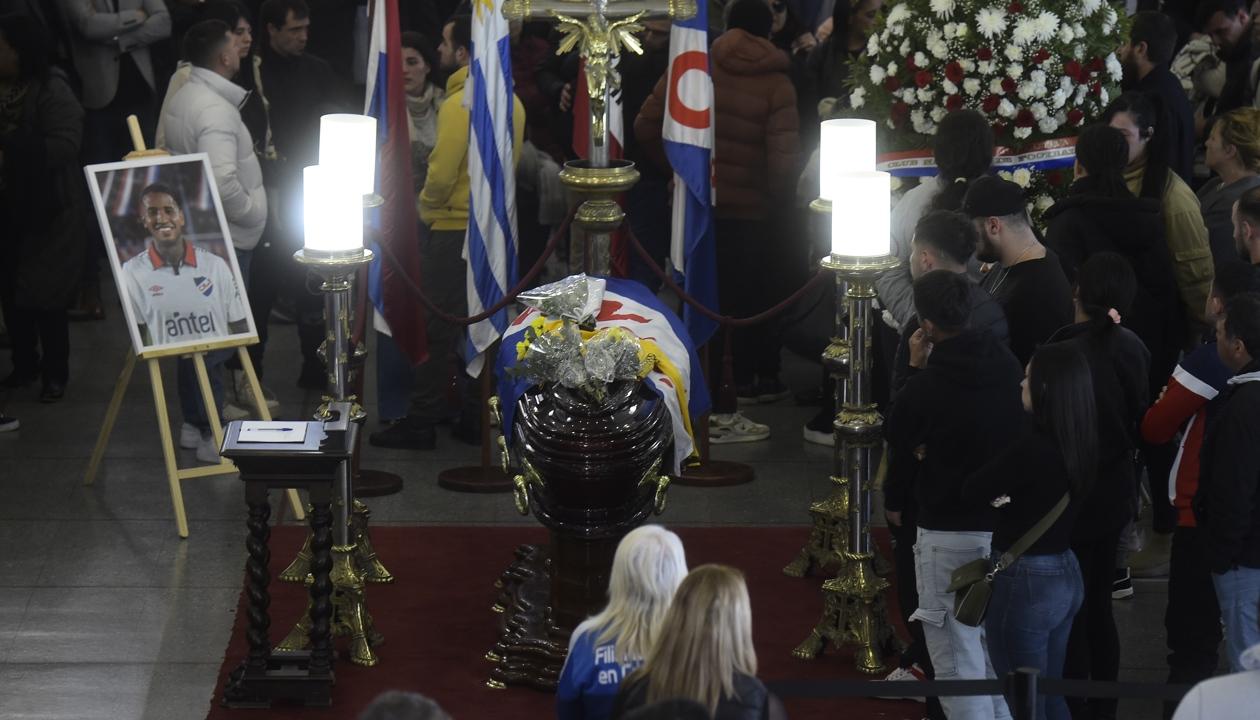 El funeral de Juan Izquierdo se cumplió en la sede de Nacional de Montevideo.