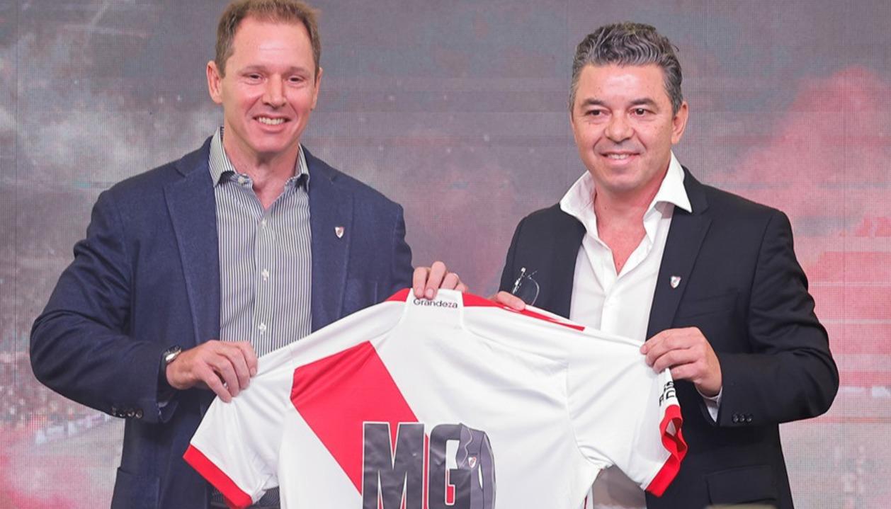 Marcelo Gallardo en su presentación al lado de Jorge Brito, presidente de River Plate.