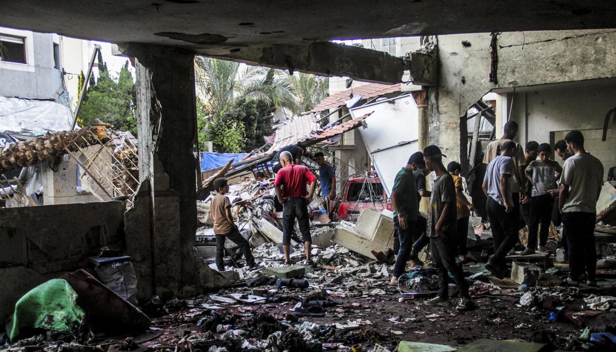 Los escombros de la escuela bombardeada por el ejército israelí en el norte de la Franja de Gaza.