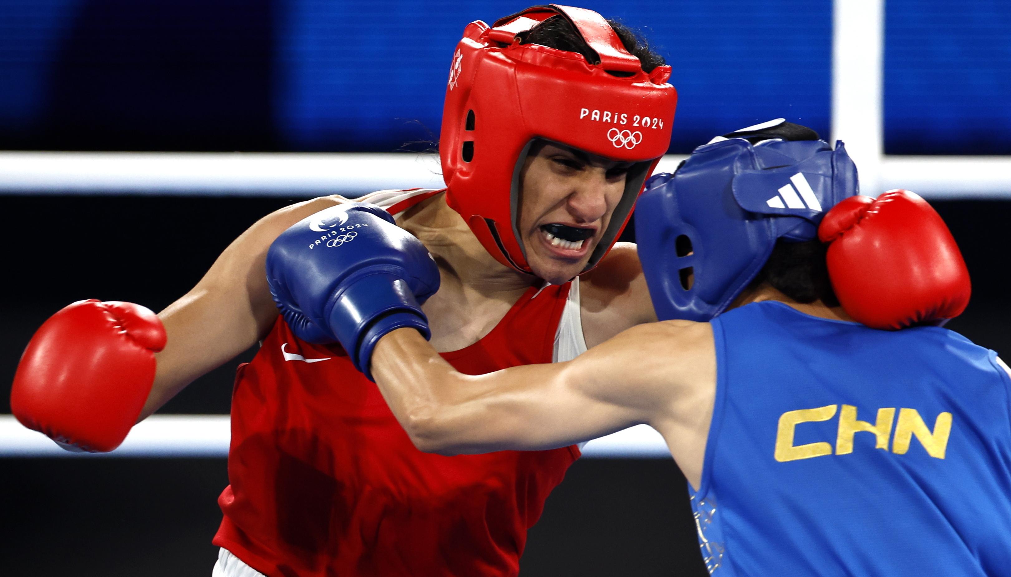 La argelina Imane Khelif durante su combate contra la china Liu Yang. 