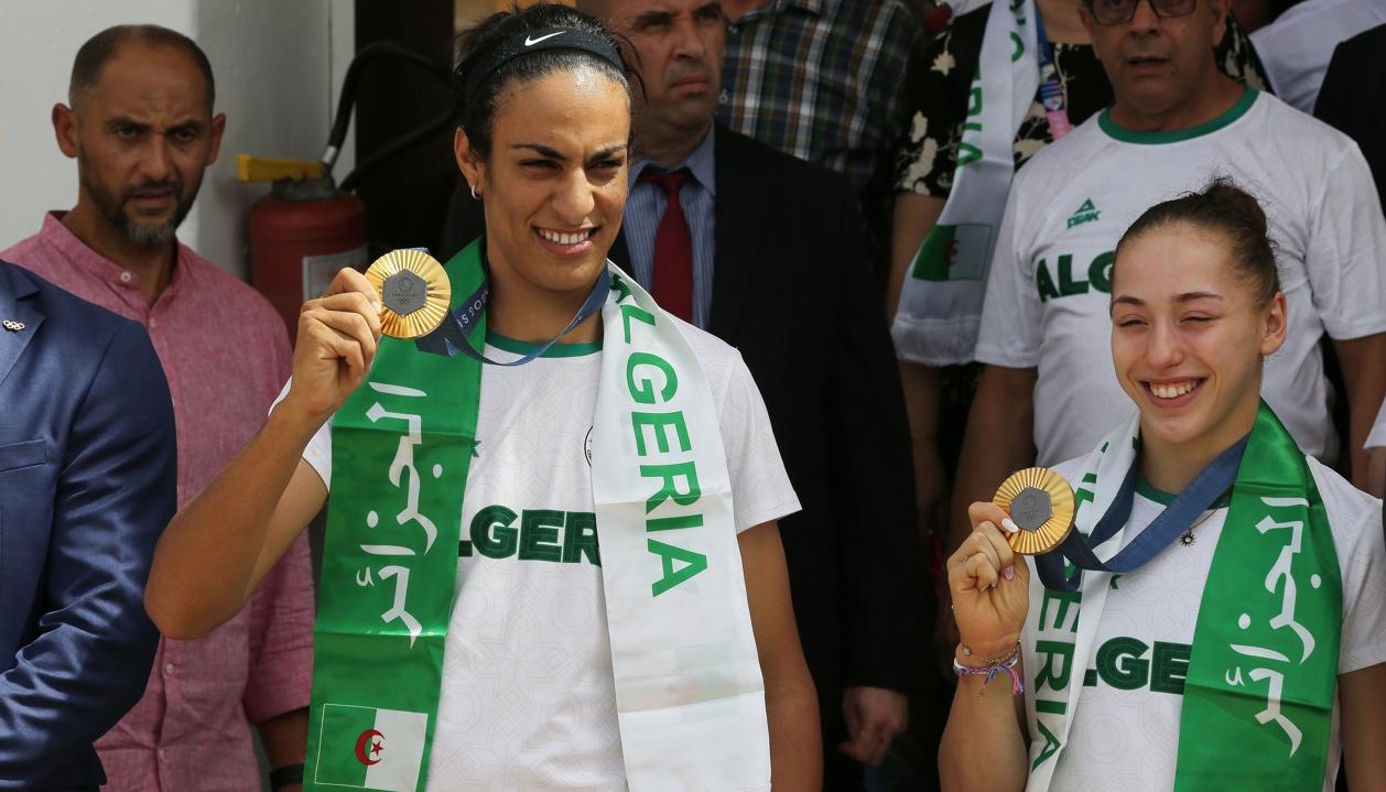 La boxeadora Imane Khelif a su llegada a Argelia junto a la gimnasta Kaylia Nemour. 