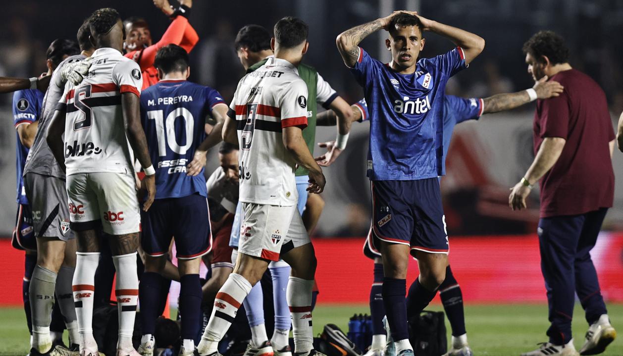 Jugadores de Nacional y Sao Paulo preocupados por la situación del jugador Juan Izquierdo.