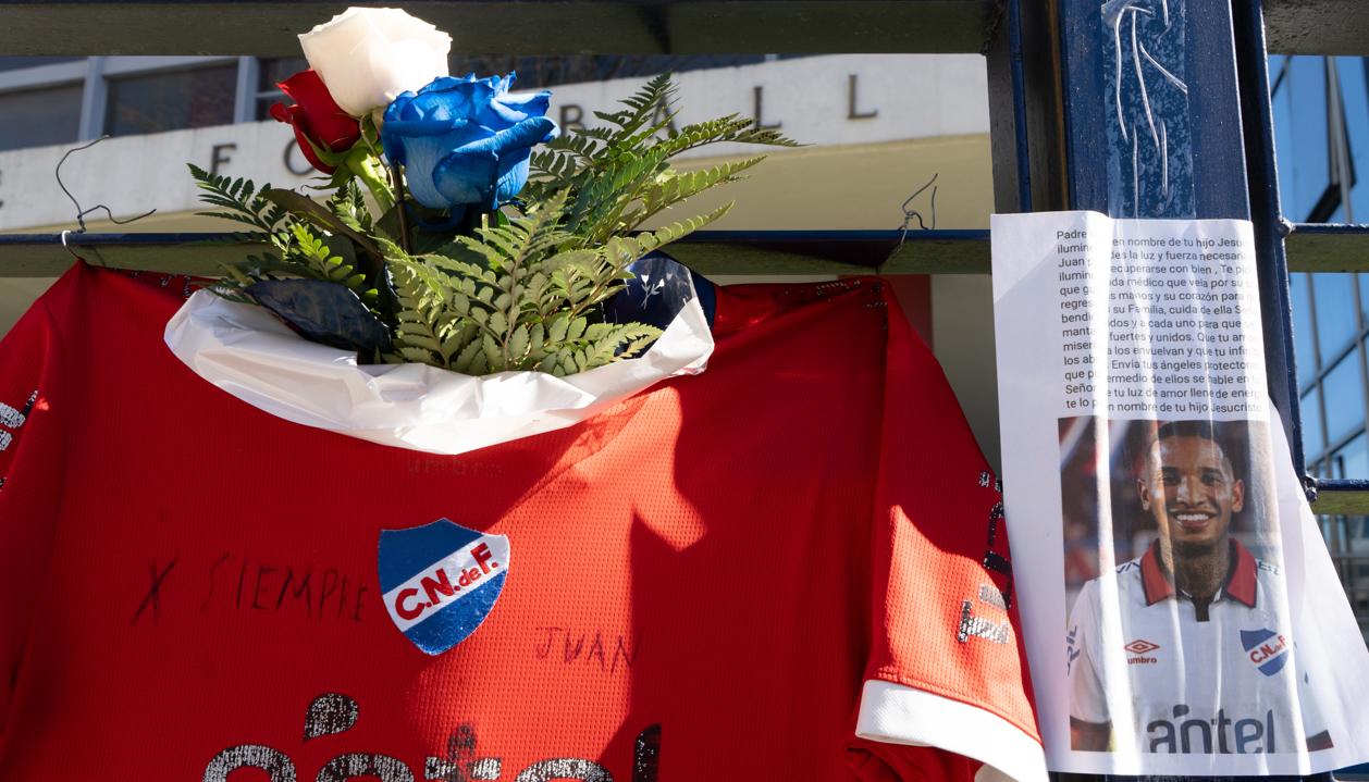 Una camiseta de Nacional al lado de la fotografía de Juan Izquierdo.