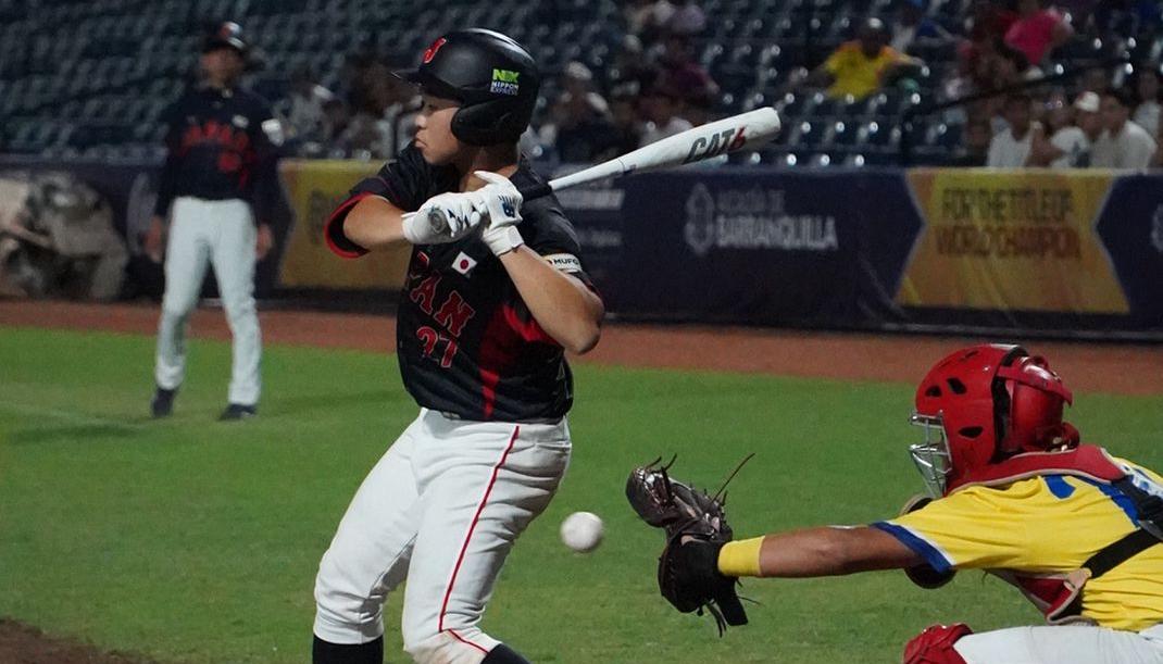 Acción del juego entre Colombia y Japón en el estadio Édgar Rentería. 