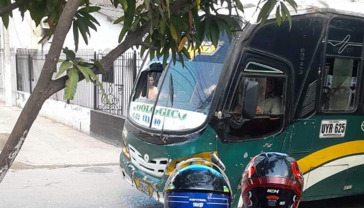 Bus de Lolaya tras recibir los impactos de bala.