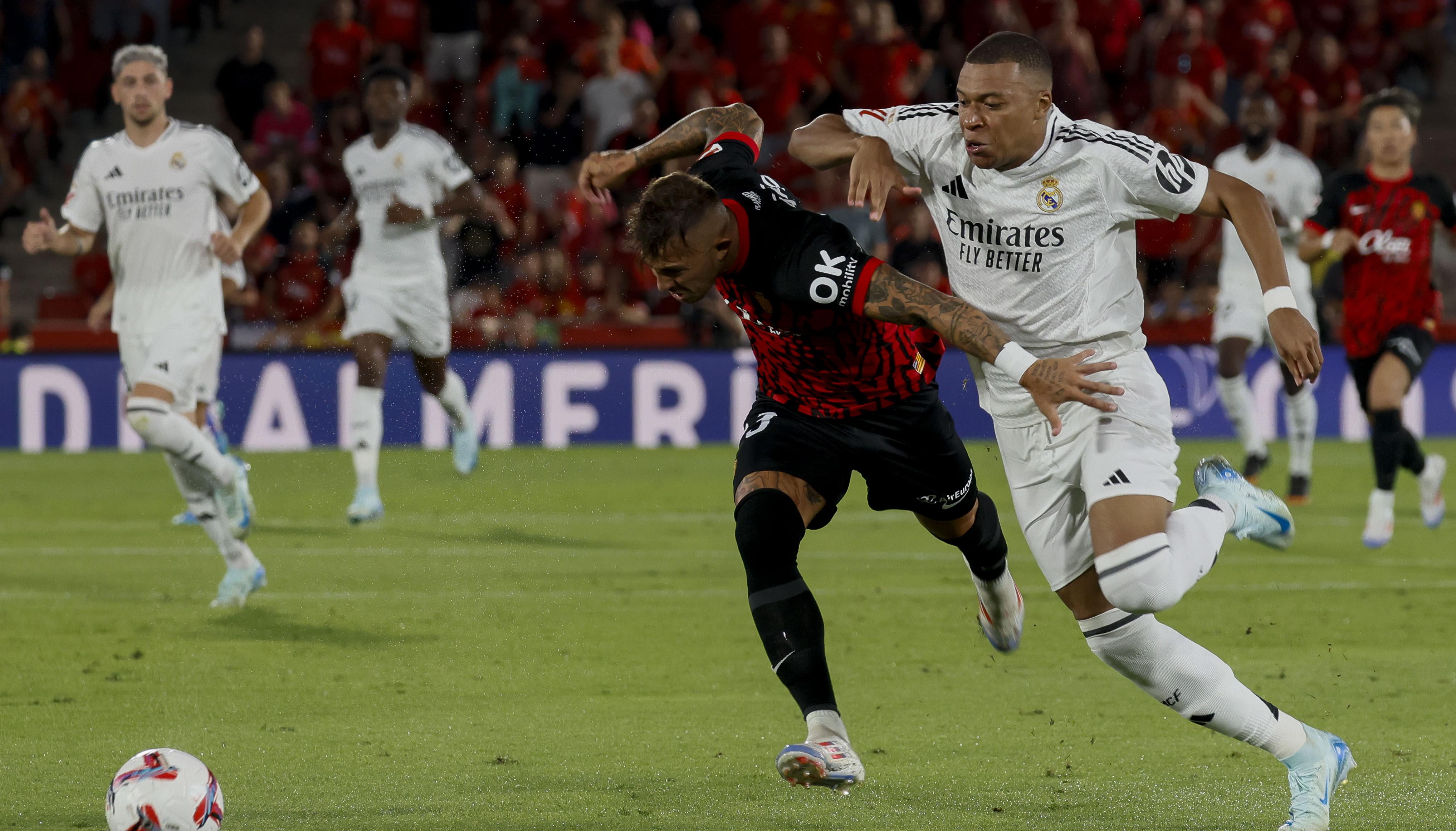 Kylian Mbappé en un duelo con Pablo Maffeo.