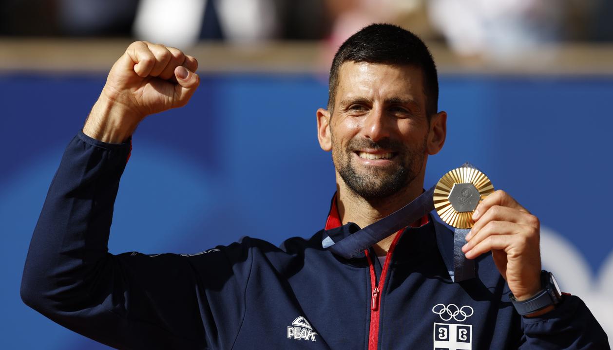 Novak Djokovic celebra tras conquistar la medalla de oro en París 2024. 