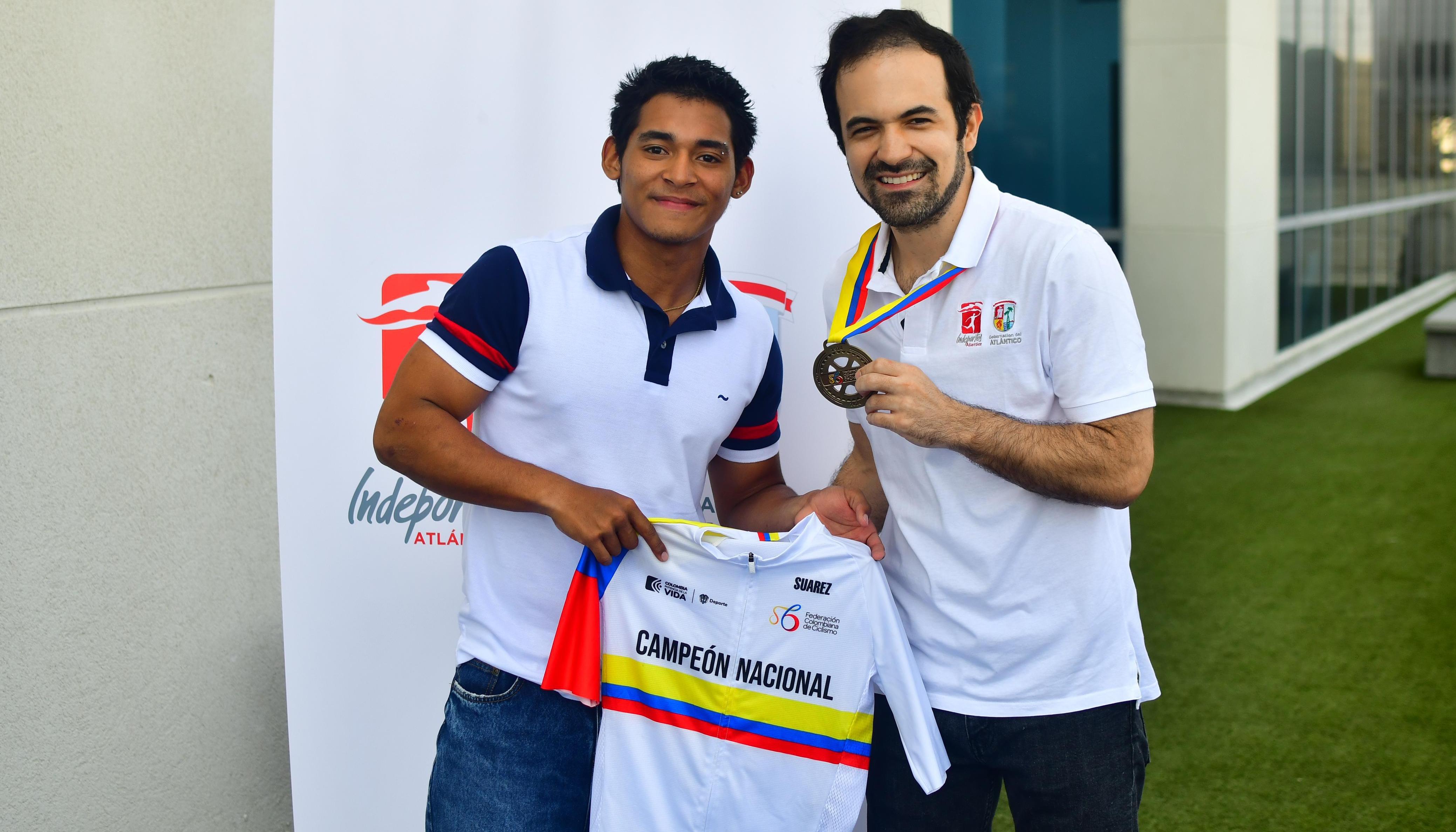 Nicolás Olivera con Iván Urquijo, director de Indeportes Atlántico.