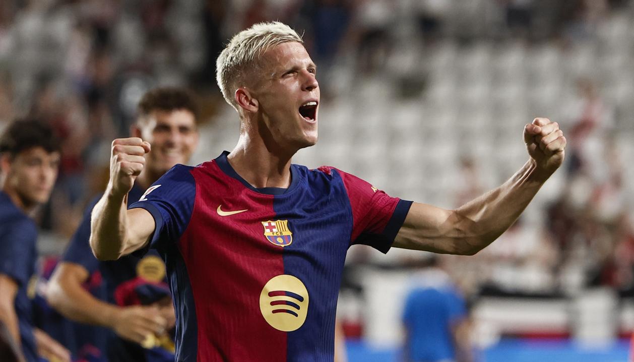 Dani Olmo festeja el gol con el cual le dio la victoria al Barcelona.