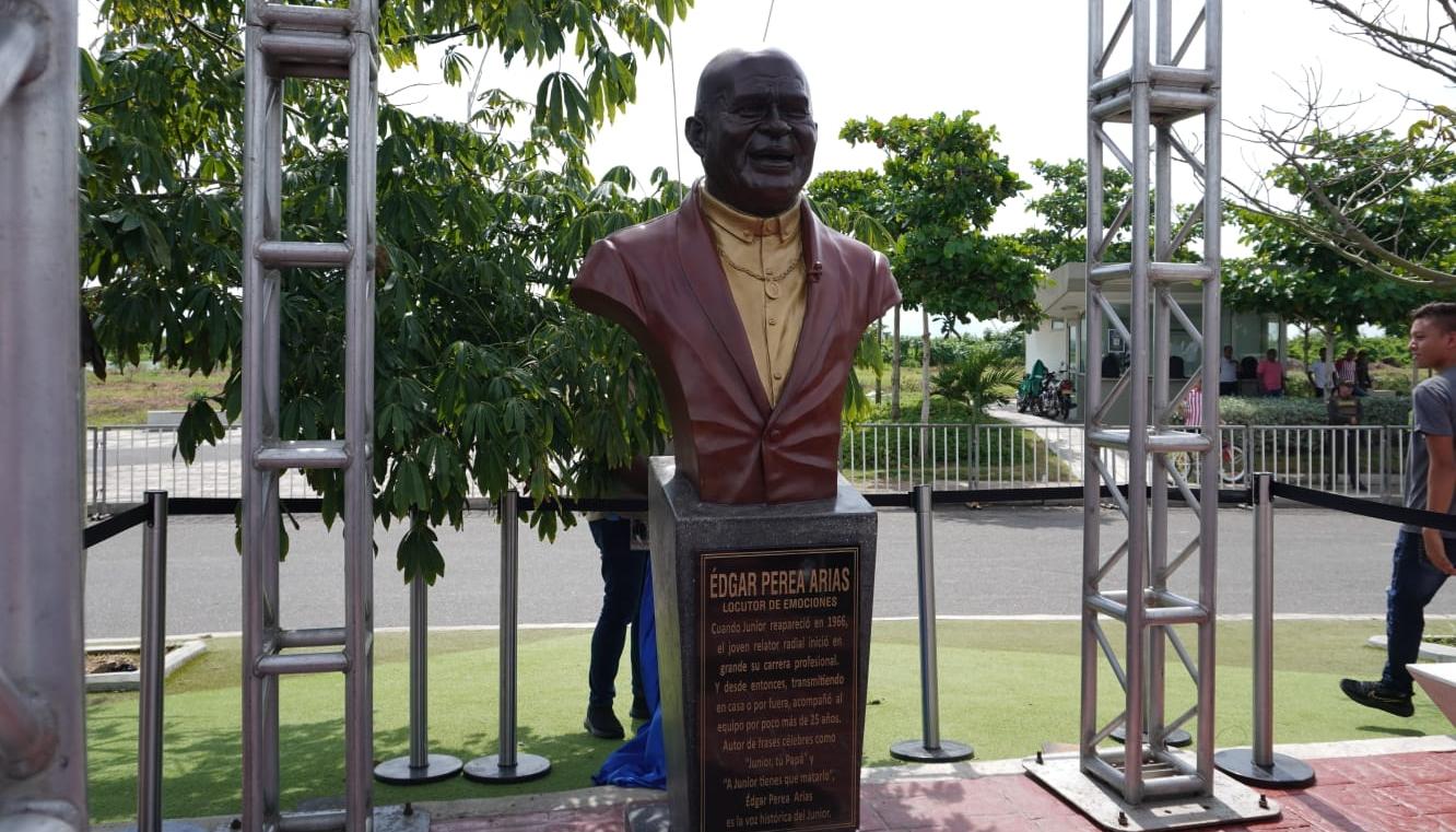 El busto de Édgar Perea develado en la Ventana de Campeones.