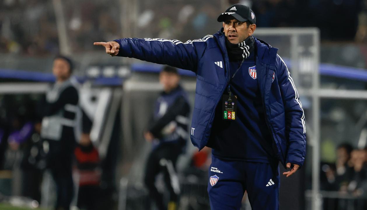 El técnico Arturo Reyes impartiendo indicaciones a sus jugadores en la cancha. 