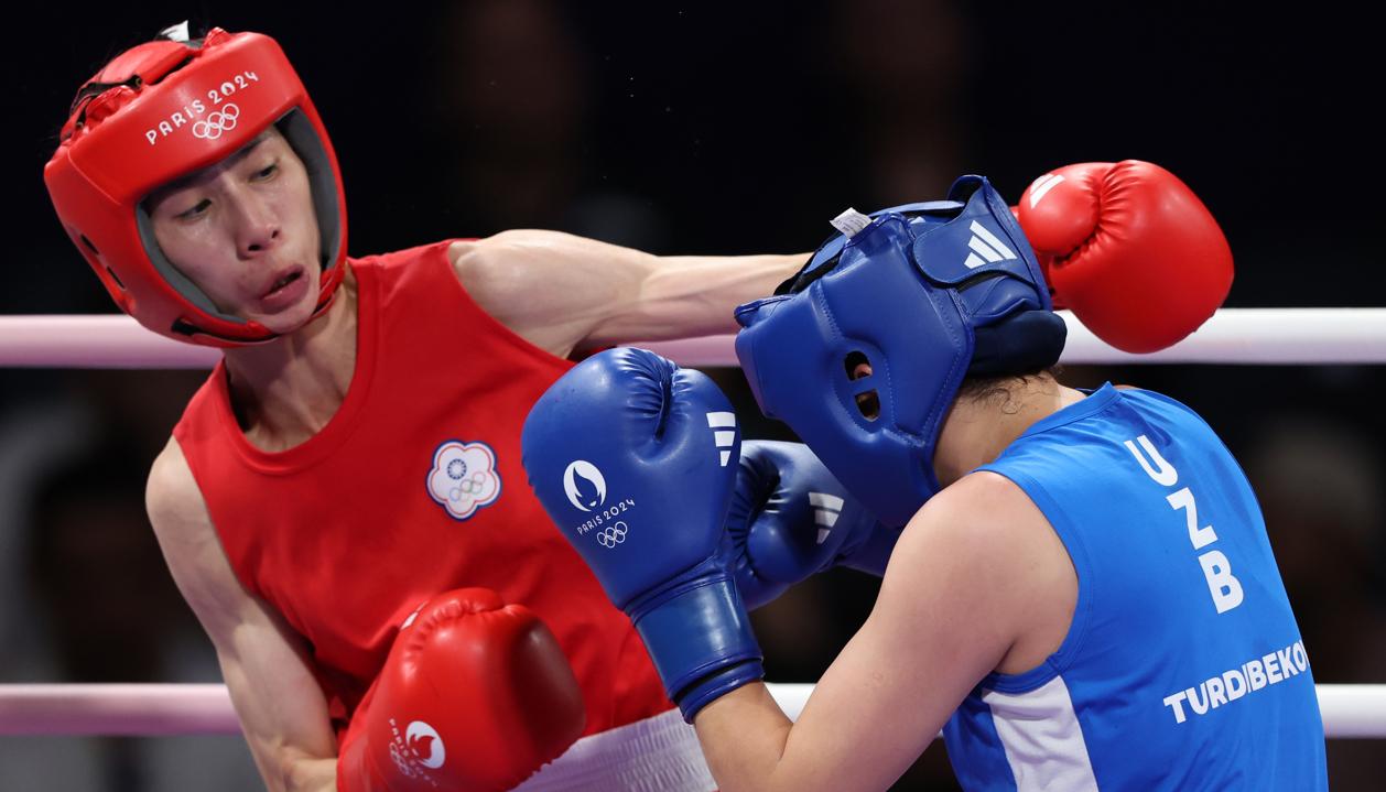 Yu Ting Lin (rojo) durante su combate contra la uzbeca Sitora Turdibekova. 