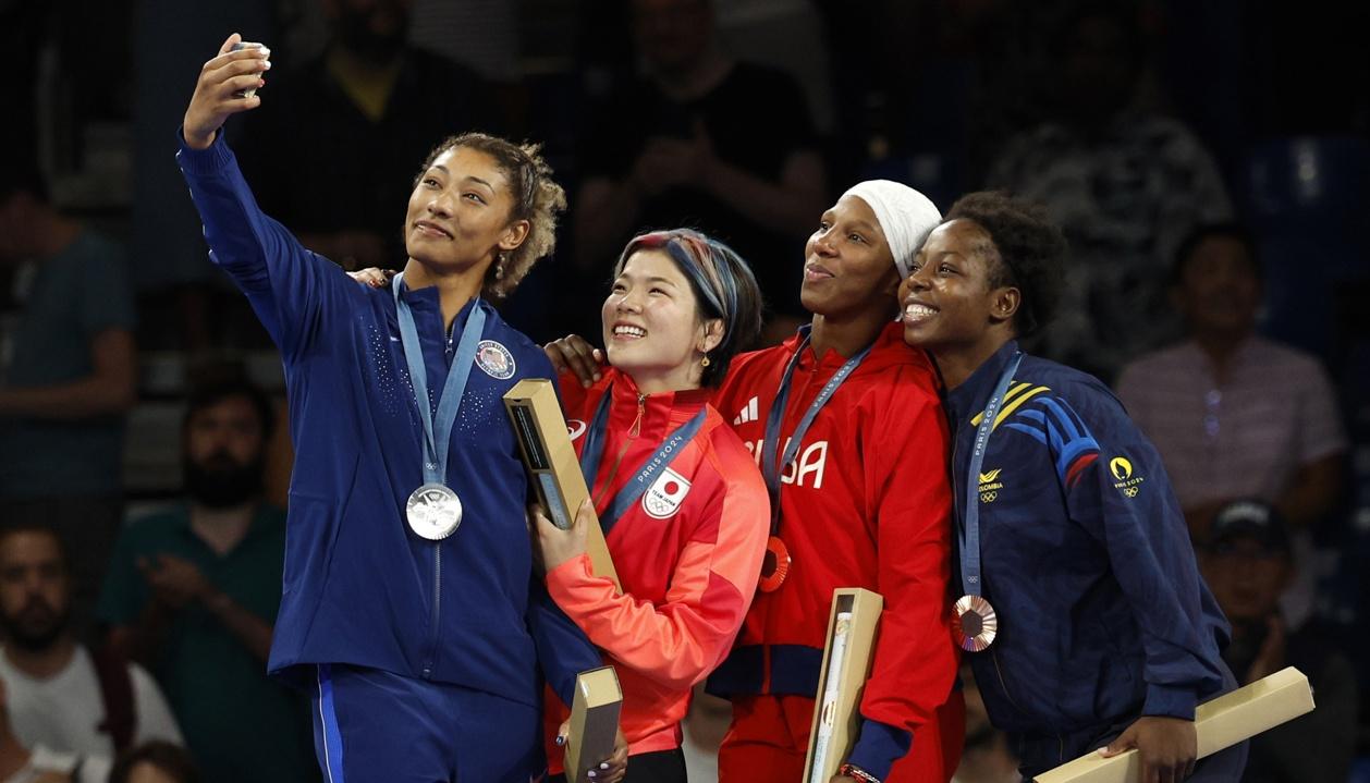 Kennedy Blades (plata), Yuka Kagami (oro) y las de bronce Milaimy Marín y Tatiana Rentería celebran con una selfie. 