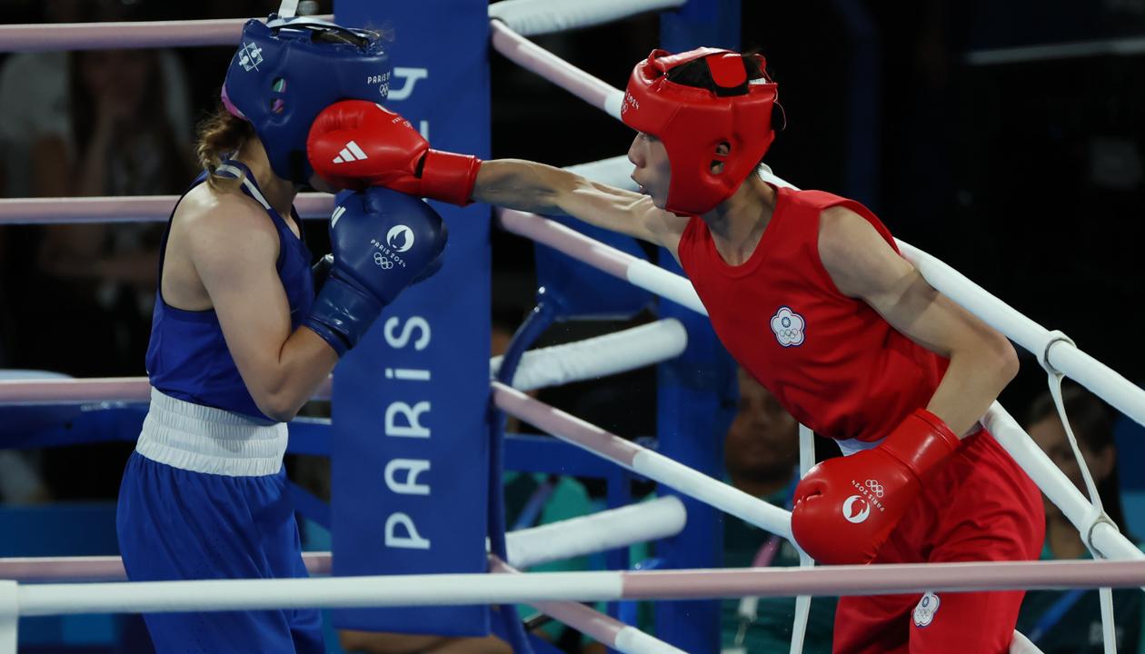 Lin Yu-Ting (de rojo) durante su combate contra la turca Esra Yildiz Kahraman.