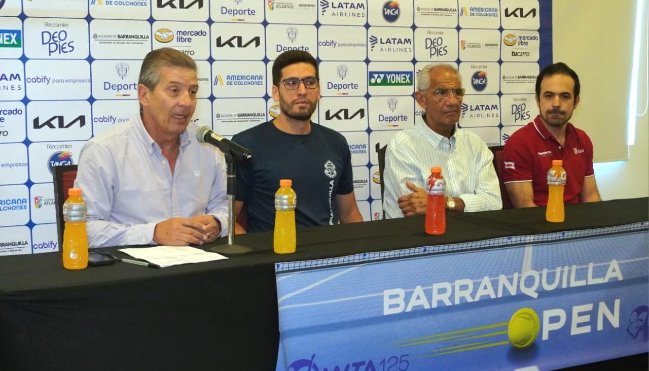 Jhan Fontalvo, Daniel Trujillo, Juan Abuchaibe e Iván Urquijo durante el lanzamiento del WTA 125 de tenis. 