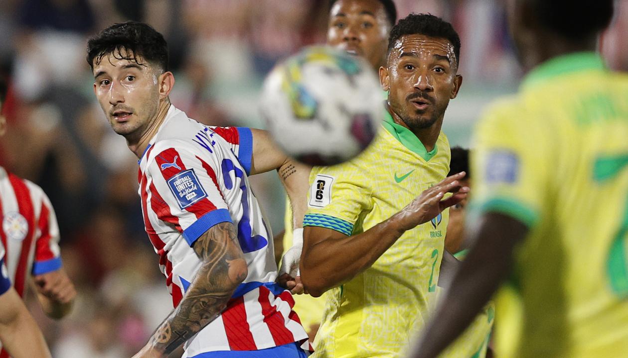 Gustavo Velázquez y Danilo durante el partido Paraguay-Brasil, en Asunción.