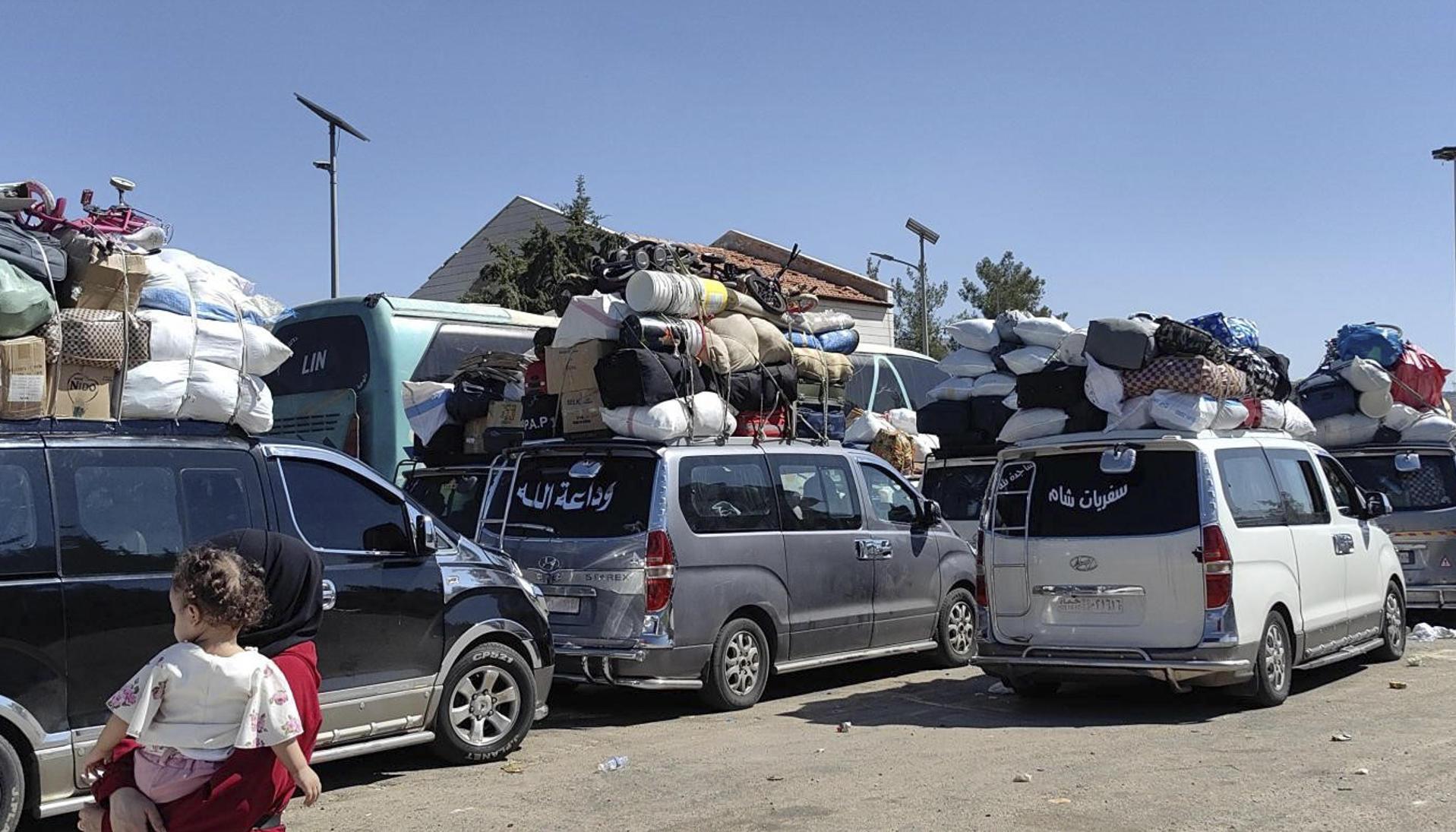 Largas filas de vehículos para abandonar el país.