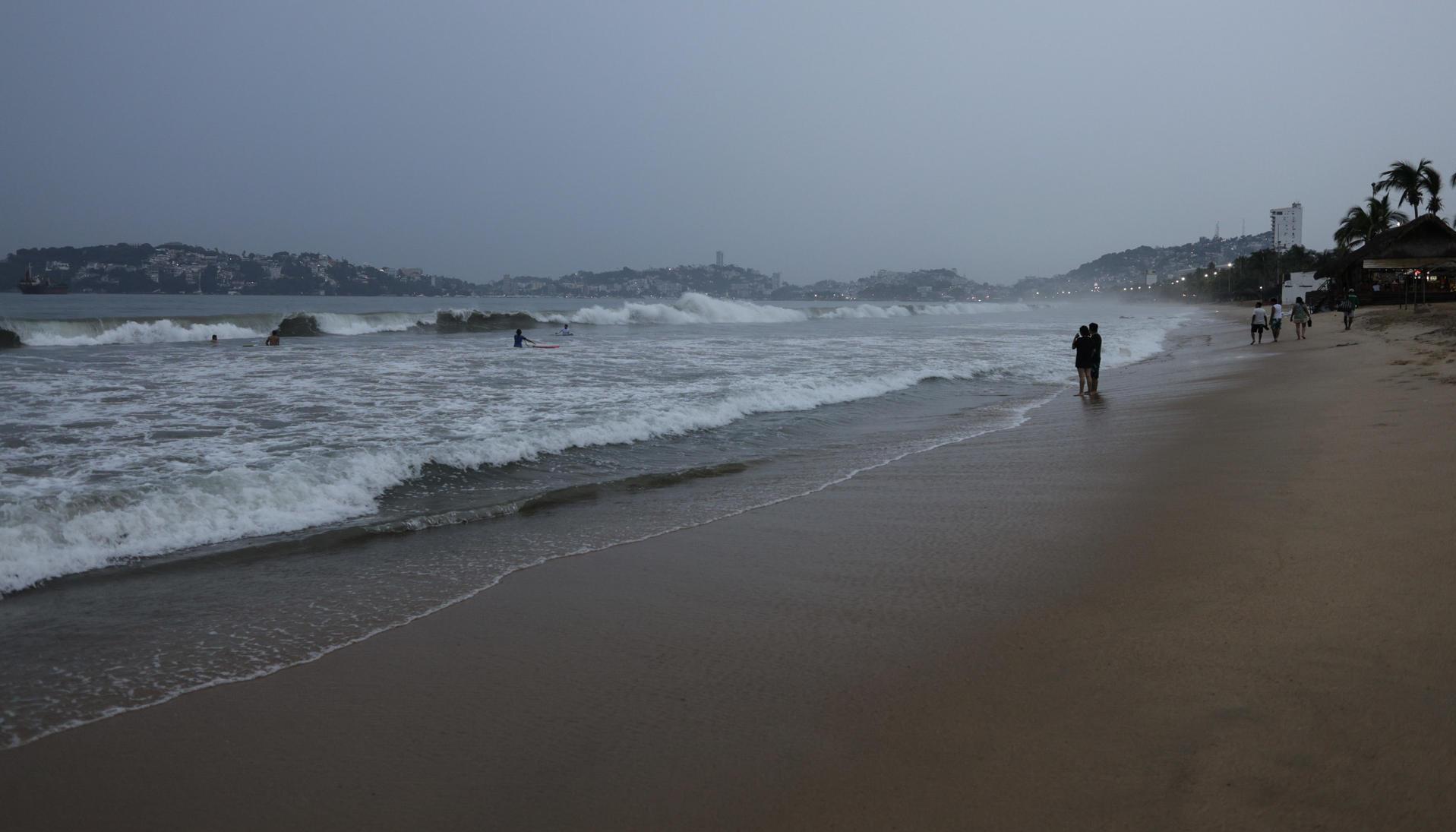 Fuerte oleaje en una playa.