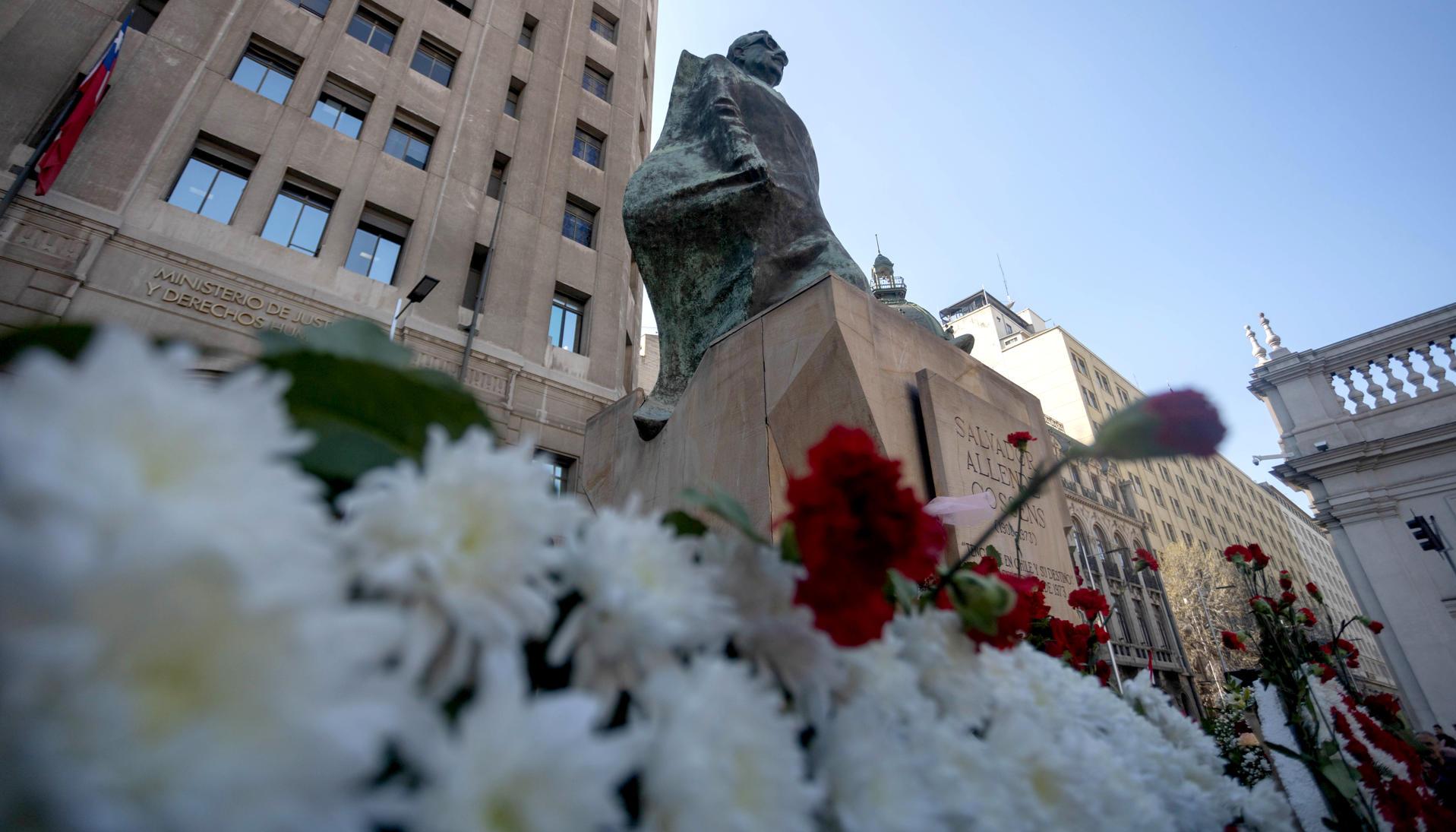 Monumento a Salvador Allende durante el acto conmemorativo.