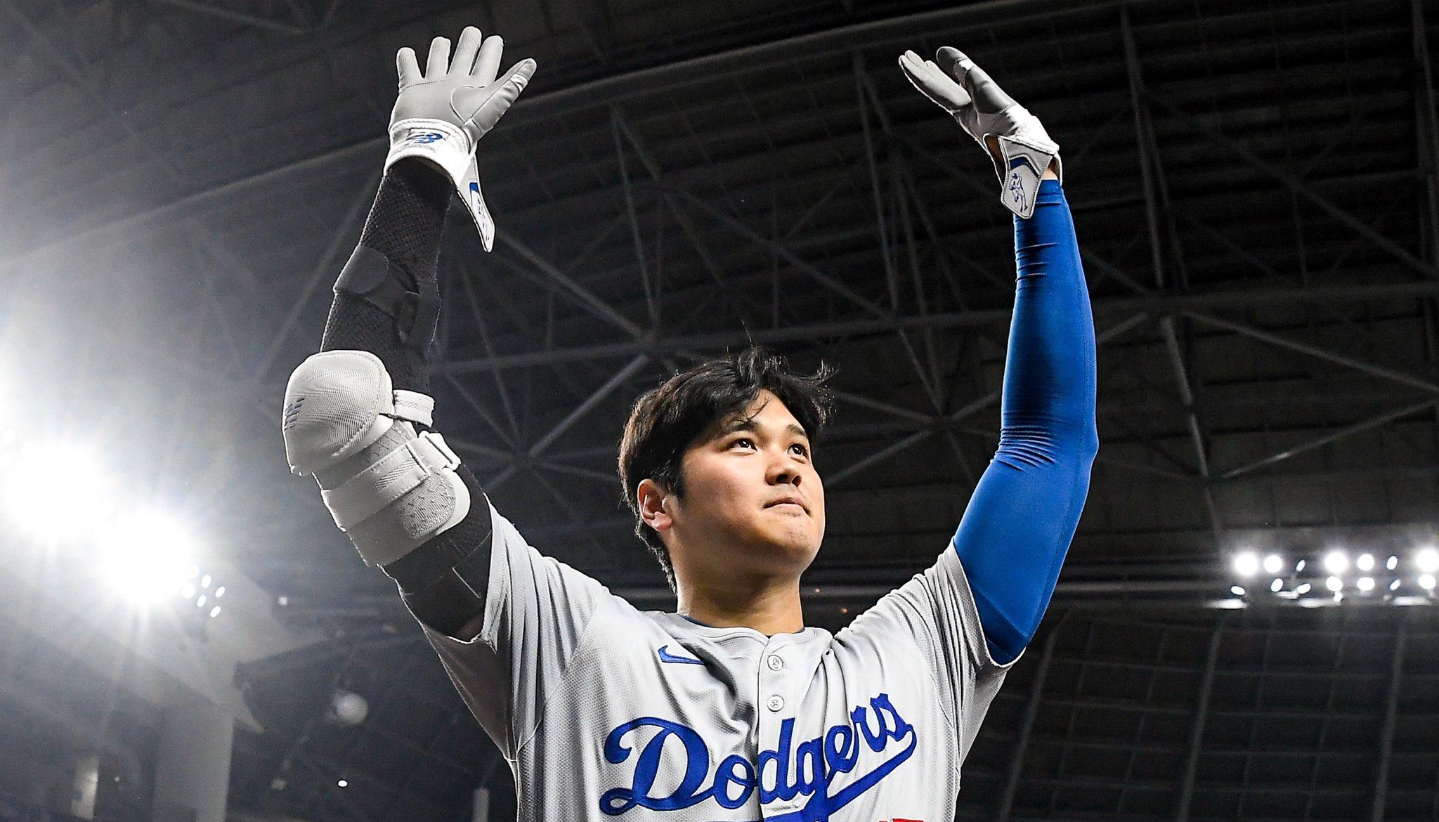 Shohei Ohtani recibe la ovación de los fanáticos en la séptima entrada. 