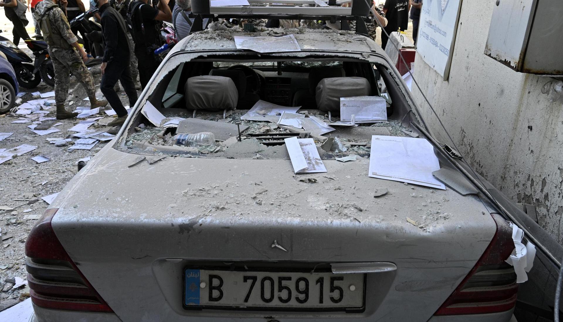 Carro destrozado por los ataques de Israel.