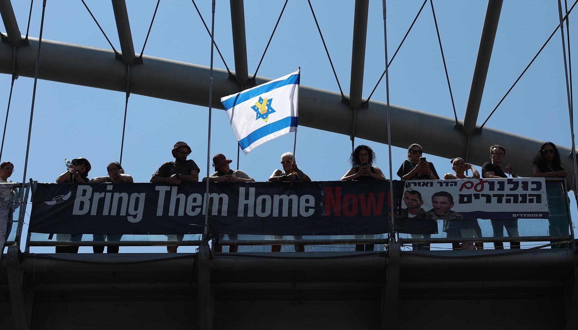 Manifestantes apoyando a familias de rehenes israelíes retenidos por Hamás en Gaza.