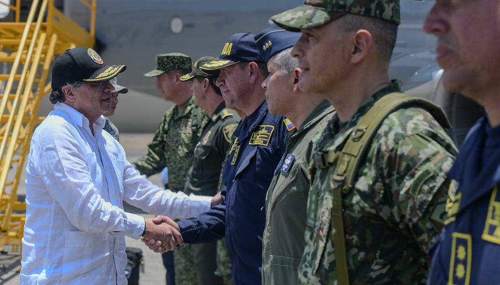 Gustavo Petro en su llegada a Cali.