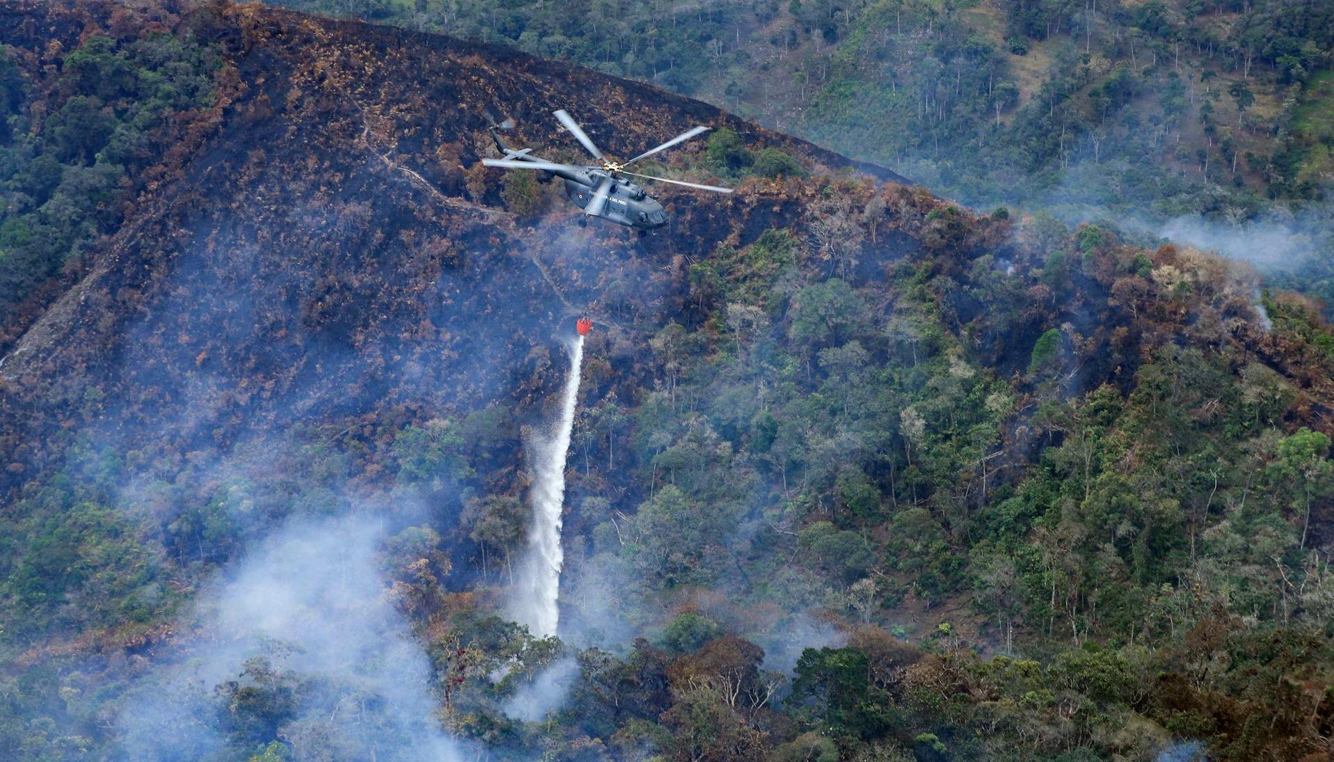 Desplazamiento de un helicóptero con sistema Bambi bucket en la zona Amazonas del Perú.