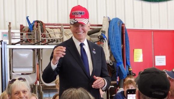 Joe Biden con la gorra de la campaña de Trump.