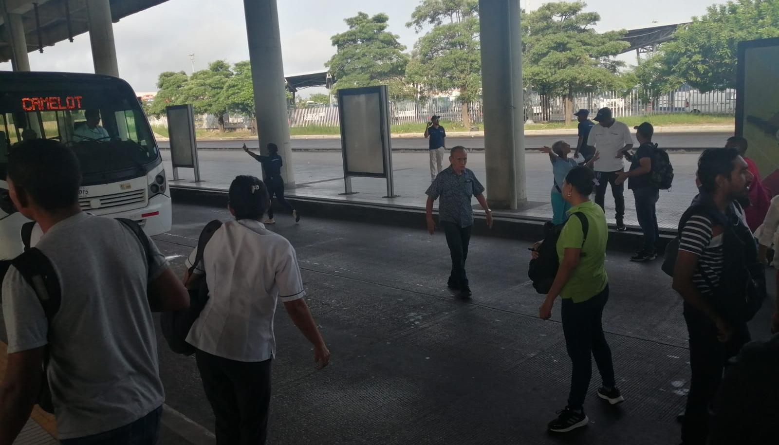 Usuarios al bloquear esta mañana en el Portal de Soledad. 