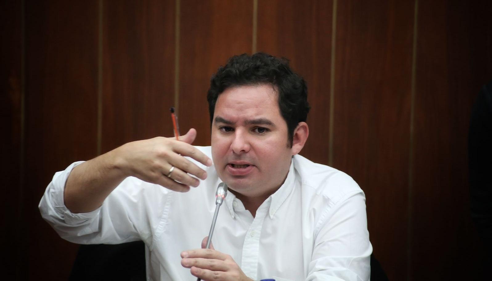 Senador Carlos Meisel. 