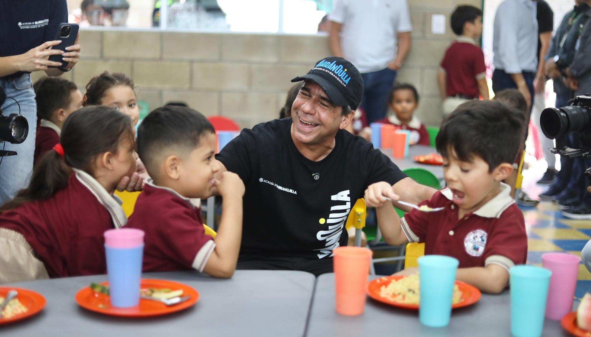 Alcalde Alejandro Char con los niños de la IED La Unión.