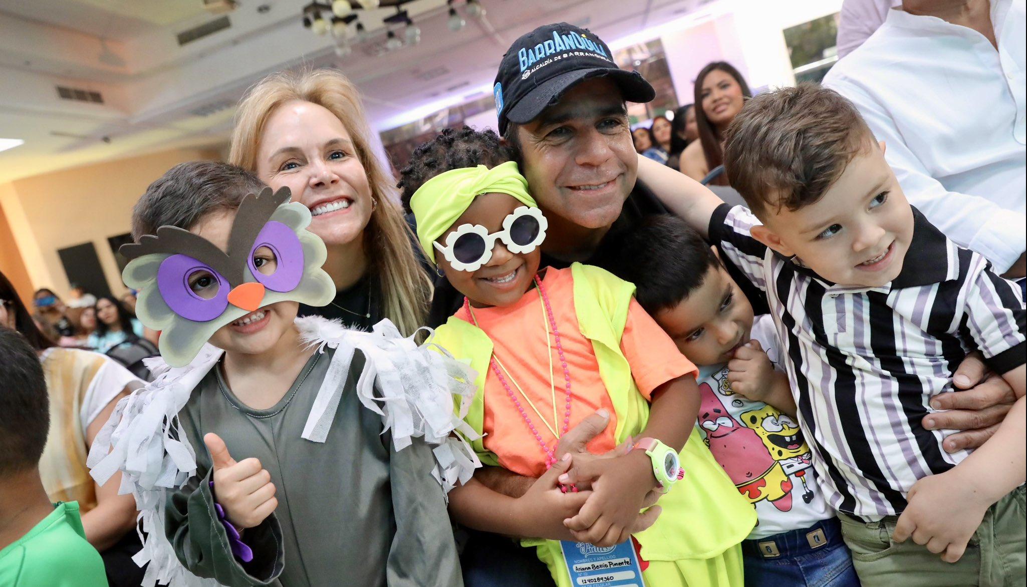 El alcalde Alejandro Char y niños beneficiarios.