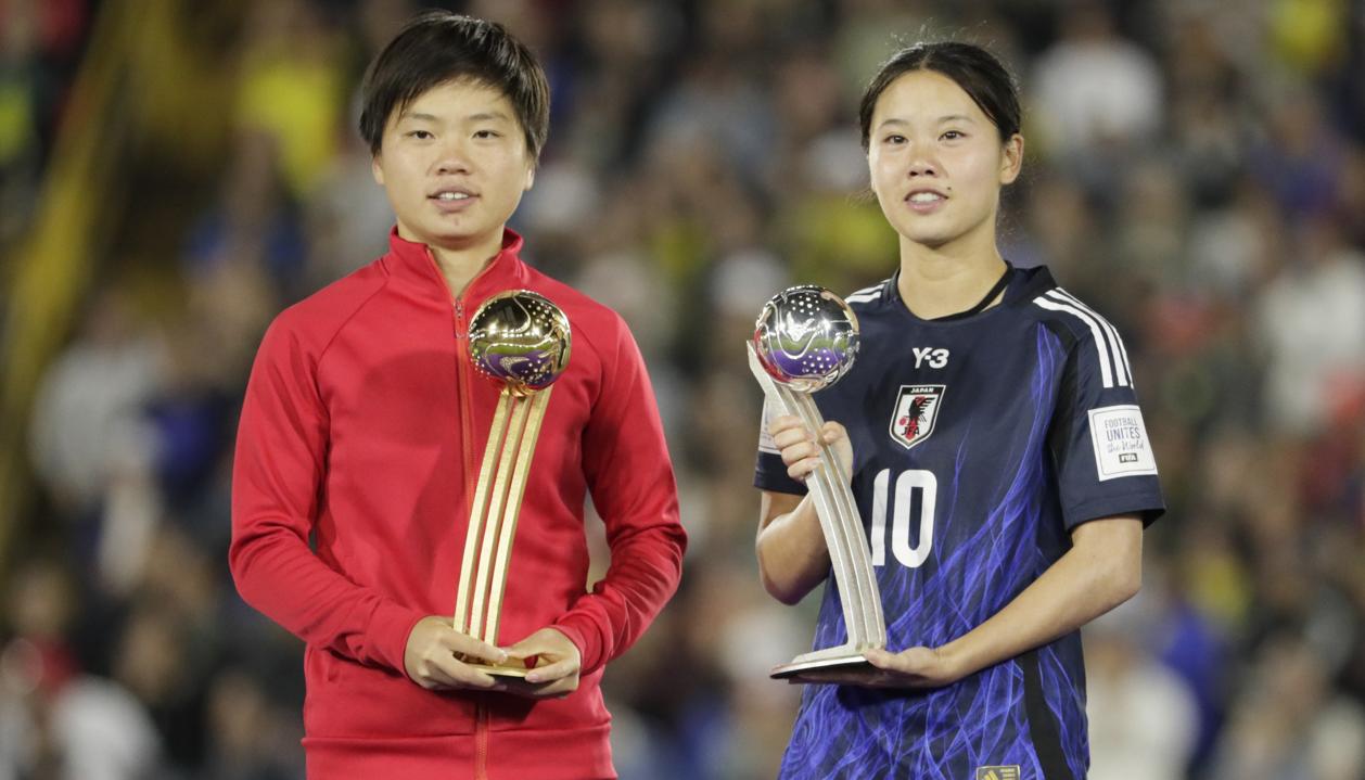 Choe Il Son (izquierda) con el trofeo de mejor jugadora.