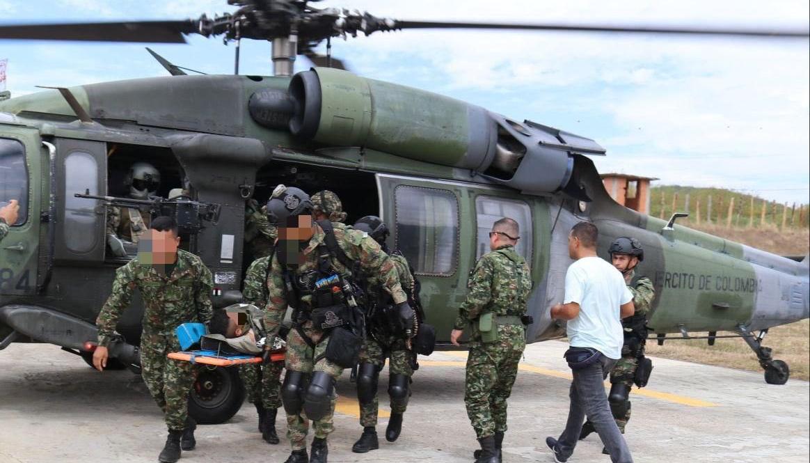 Ejército actuando en medio de combates.