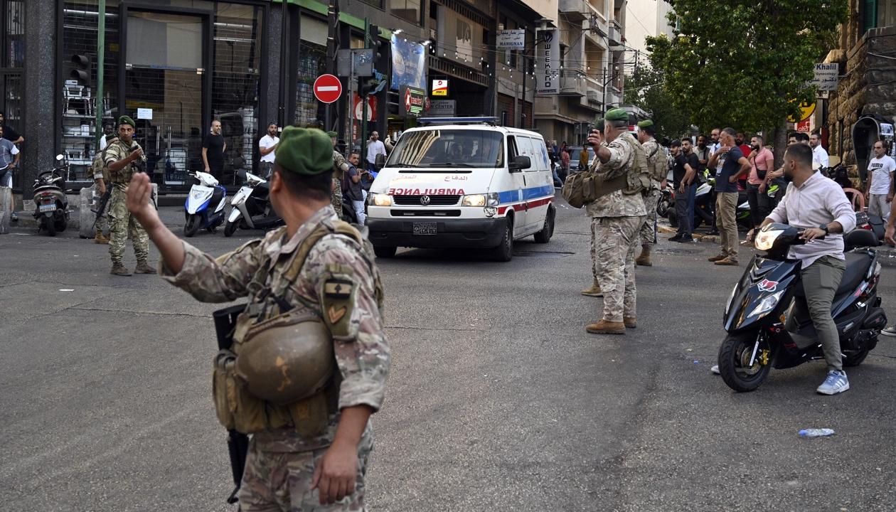 Ambulancia llega al Centro Médico de la Universidad Americana de Beirut (AUBMC) después de la explosión simultánea.