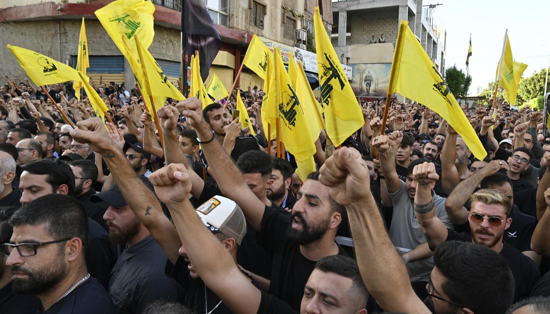 Funeral de tres comandantes de Hizbulá muertos por el bombardeo israelí cerca de Beirut.