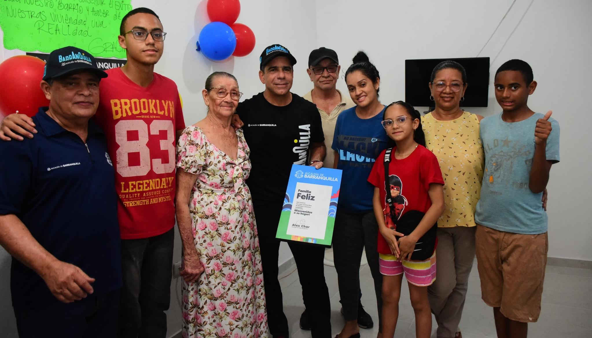 Alejandro Char, Alcalde de Barranquilla, con una familia beneficiada.