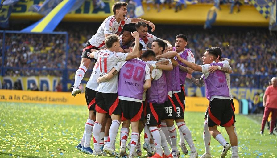 Celebración de gol de los jugadores de River con Borja en el centro.