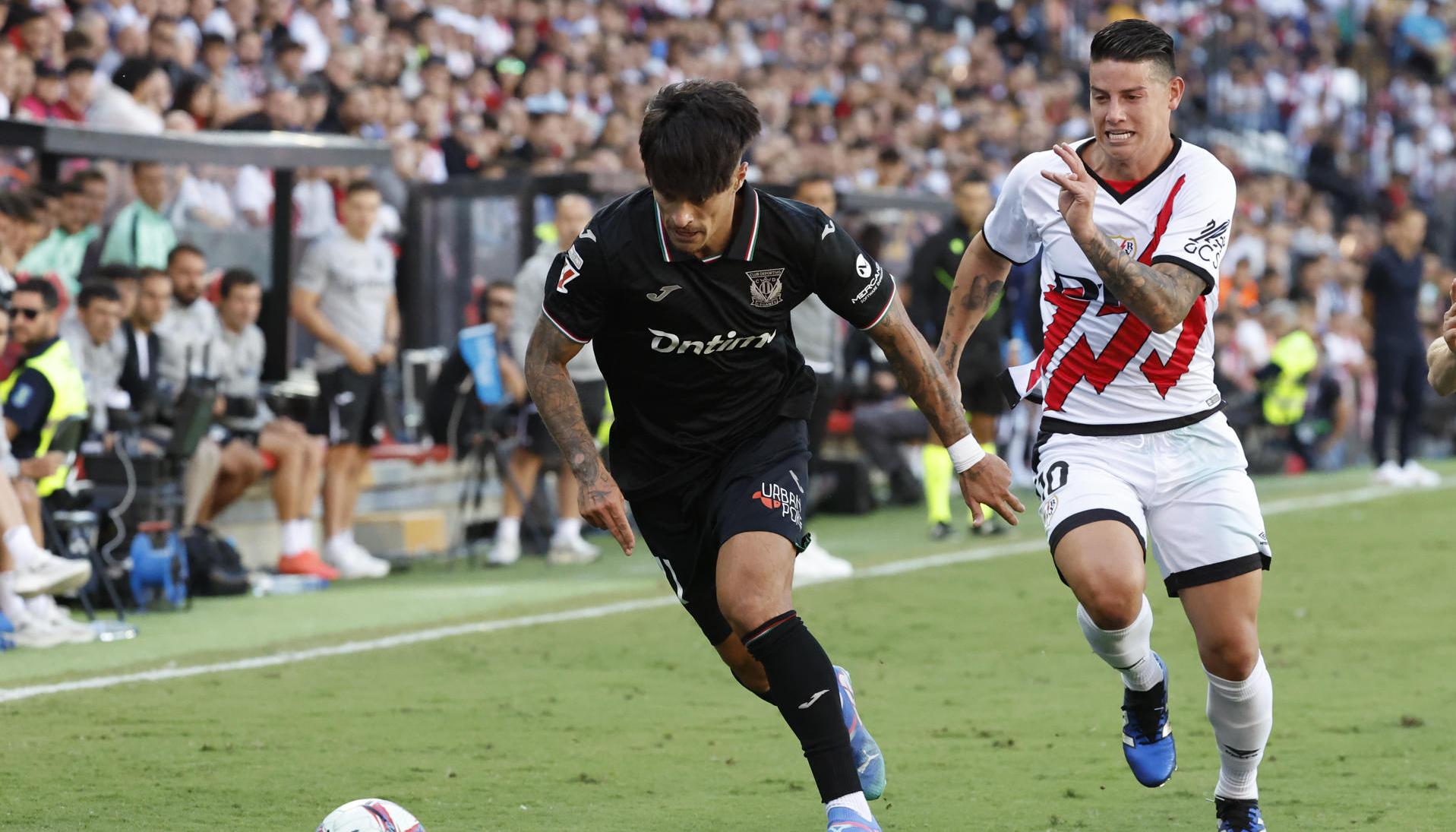 James Rodríguez marcando a un futbolista del Leganés.