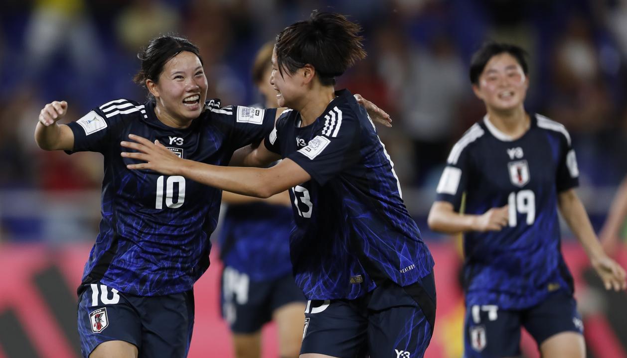 Manaka Matsukubo (izquierda) celebrando uno de sus goles.