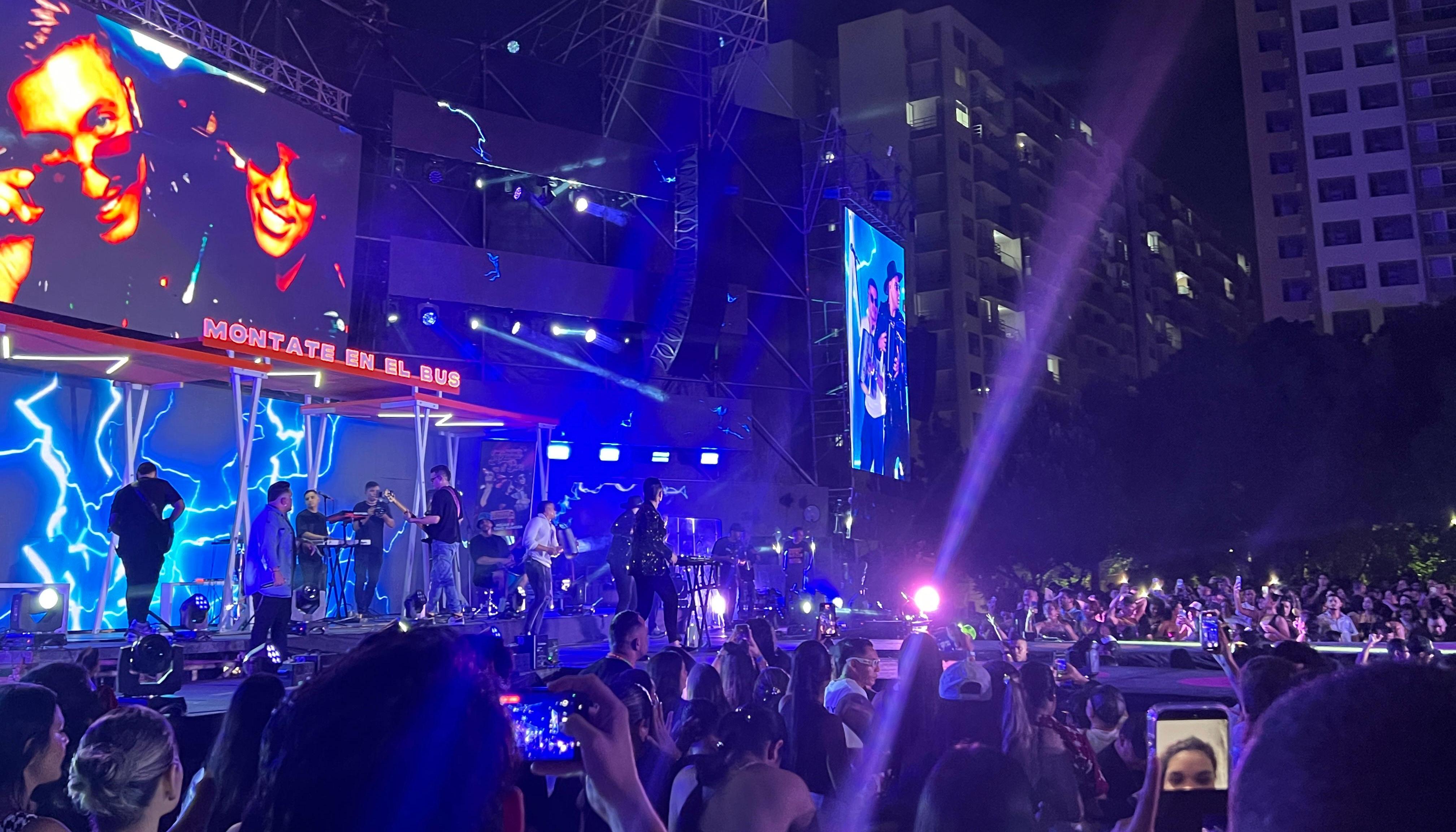 La Plaza de la Paz se vistió de color para recibir a Julio Rojas y Tavo Sumoza. 